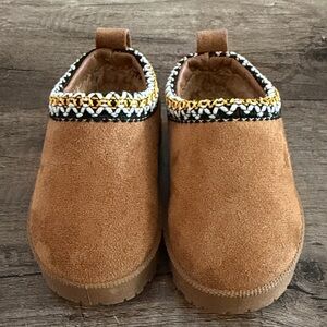 American Exchange Kids Suede Slippers - Tan